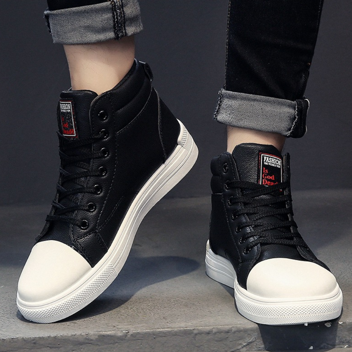 "Chaussures en cuir noir pour hommes, design raffiné, détails soignés, élégance classique, convenance formelle et décontracté