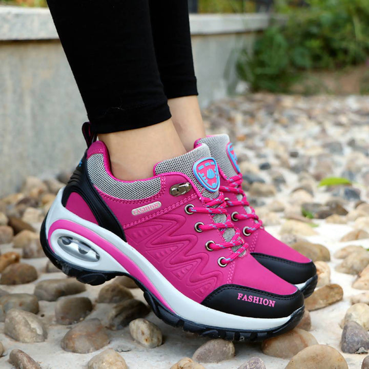Chaussures confortables femmes pour bien-être quotidien, conception ergonomique et soutien de la voûte plantaire.