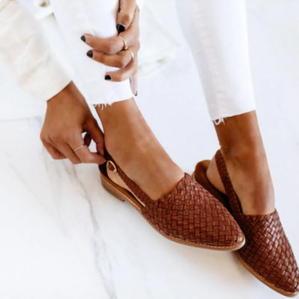 Chaussures femme en cuir élégant et confortable, vue de côté, design intemporel idéal pour bureau ou soirées.
