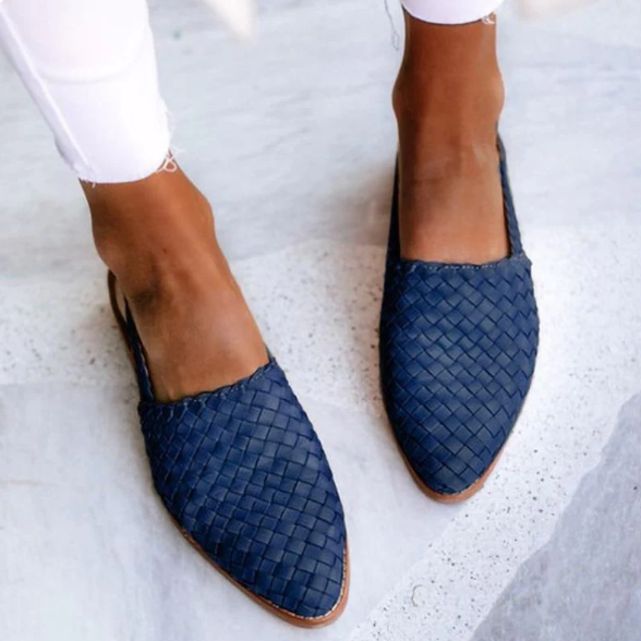 Chaussures femme en cuir élégant et confortable, vue de côté, design intemporel idéal pour bureau ou soirées.