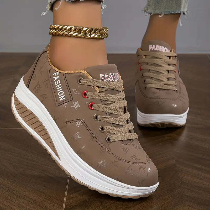 Chaussures femme Maïra, confort ergonomique pour marche quotidienne et bien-être des pieds.