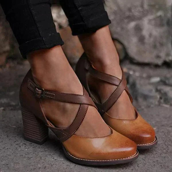 Chaussures femme à talons épais marron rétro avec brides croisées, chic et confortables pour un look élégant.