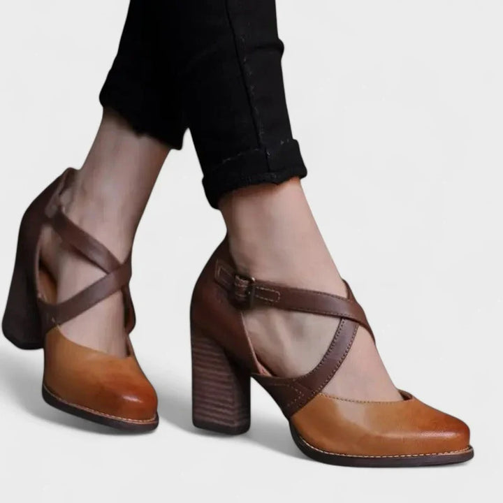 Élégantes chaussures rétro marron à talons épais pour femme, brides croisées. Idéales pour le quotidien ou occasions habillées.