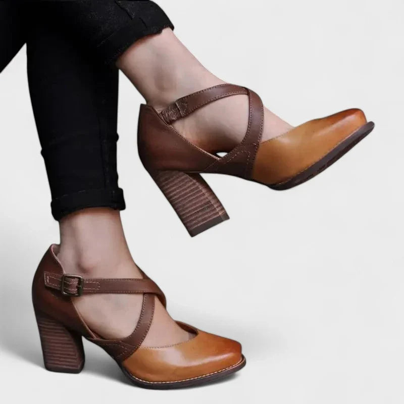 Talons épais marron confortables pour femme, style rétro. Design à brides croisées, parfait pour une mode chic et habillée.