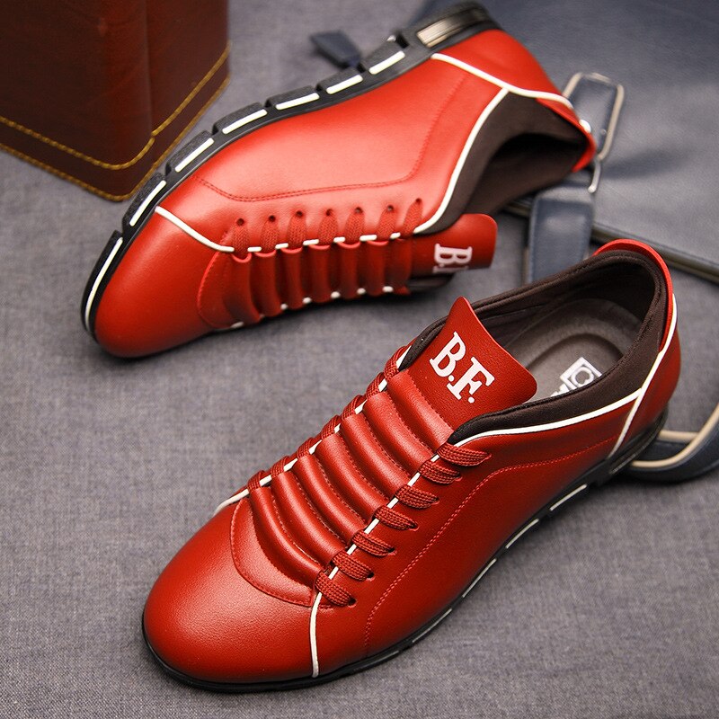 Vue latérale de chaussures hommes élégantes en cuir noir, semelle antidérapante, confortables et polyvalentes.
