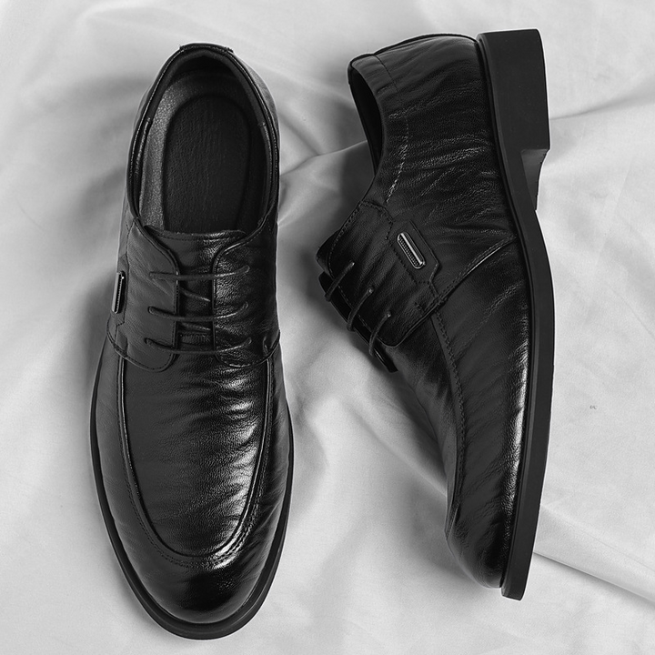 Modèle Bayron : chaussures homme classiques en cuir pour occasions formelles, alliant élégance et confort supérieur.