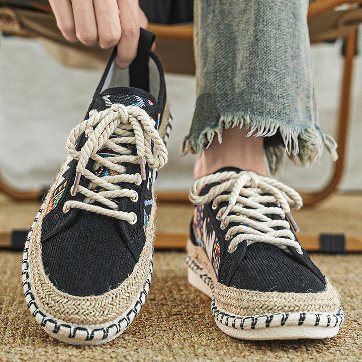 Chaussures bohème Jackson pour hommes, motif géométrique andin vibrant, alliant confort et mode décontractée.