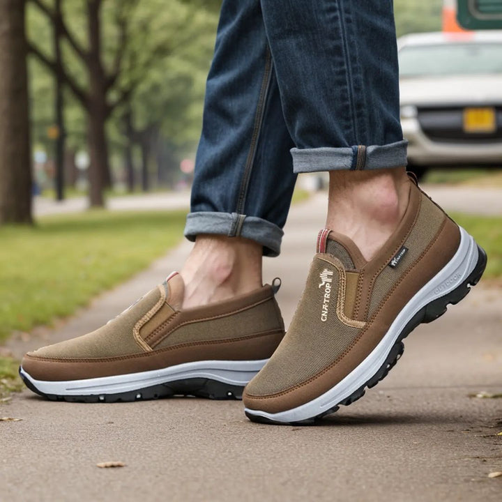 "Chaussures homme confort ortho, design moderne, semelle antidérapante, pour marche quotidienne, couleurs variées."