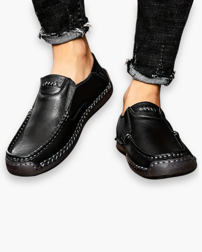 "Chaussures homme décontractées, design moderne, finition soignée, élégantes, couleur neutre, semelle ergonomique."