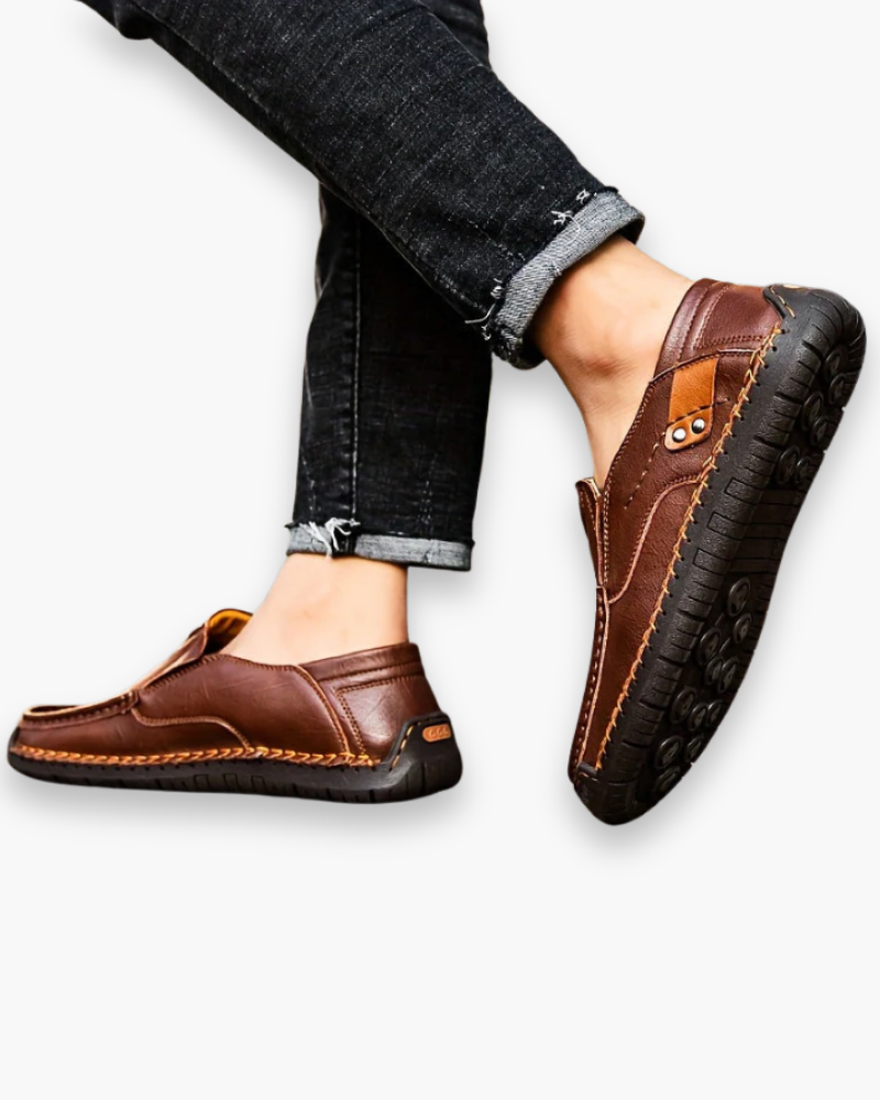 "Chaussures homme décontractées, design moderne, finition soignée, élégantes, couleur neutre, semelle ergonomique."