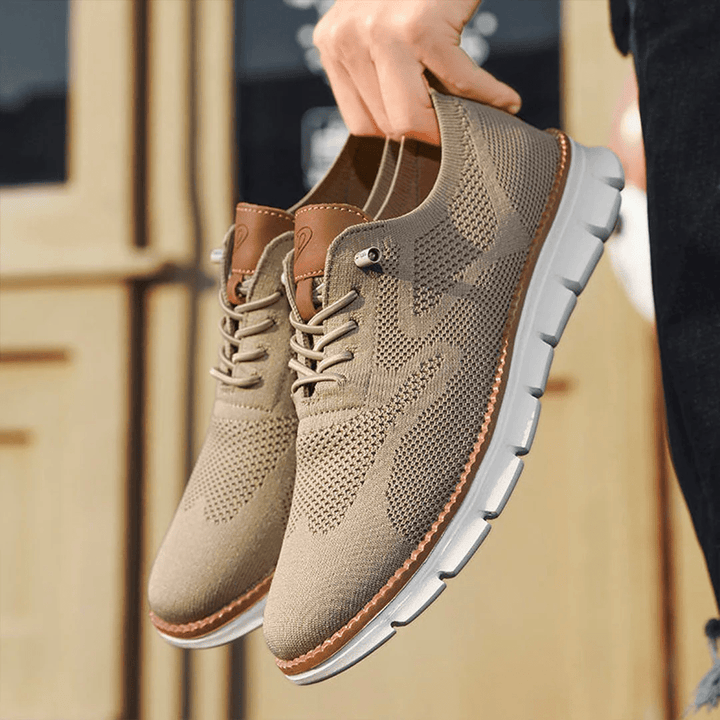 "Chaussures homme élégantes en cuir végétal marron avec semelle intérieure mémoire, apportant style et confort au quotidien."