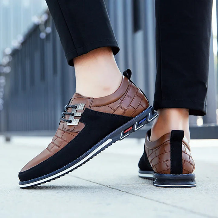 Mocassins élégants en cuir noir pour hommes, parfaits pour affaires et tenues décontractées.