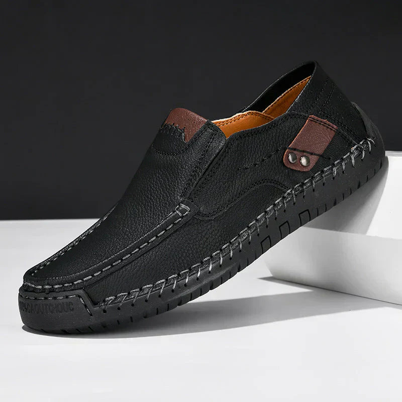 "Chaussures homme en cuir marron, semelles antidérapantes, design élégant et moderne, pour occasions variées."