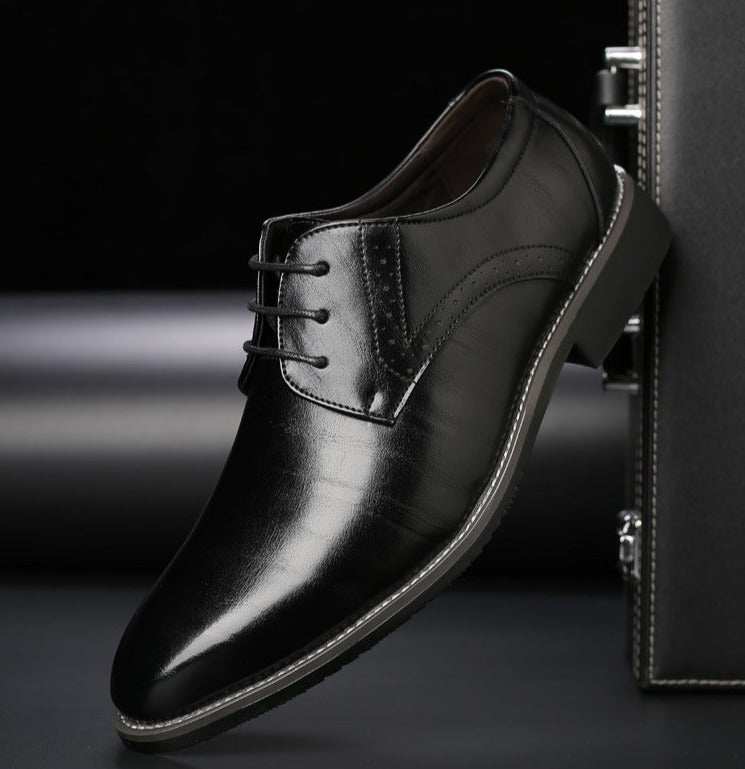 Chaussures homme en cuir véritable, élégantes à lacets, vue latérale, confort inégalé, parfaites pour le bureau et événements