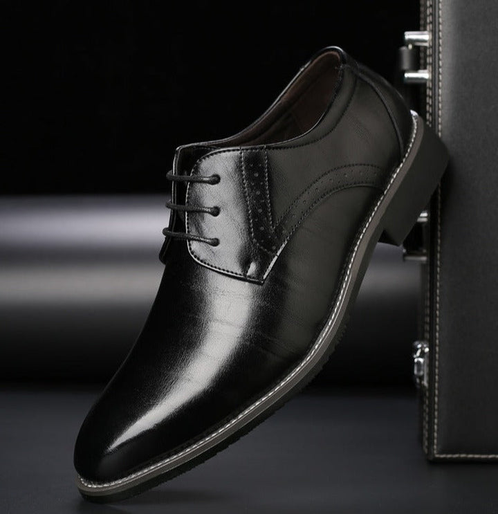 Chaussures homme en cuir véritable, élégantes à lacets, vue latérale, confort inégalé, parfaites pour le bureau et événements