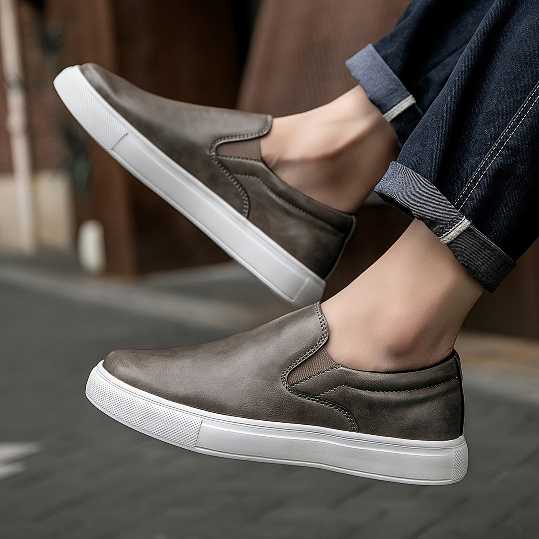 Homme portant des mocassins Hamilton à enfiler, parfaits pour un look ville décontracté et confortable.