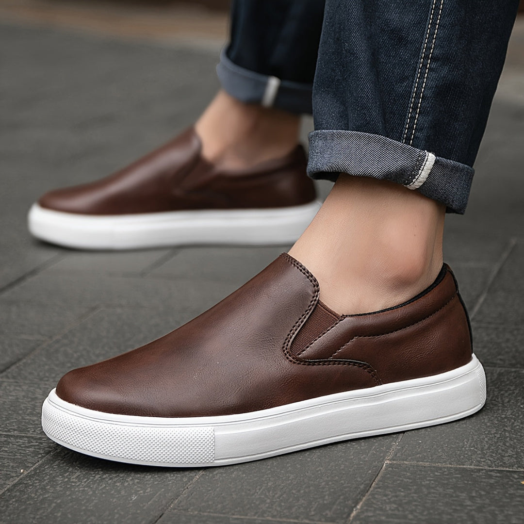 Dessus texturé des chaussures à enfiler Hamilton, alliant élégance et confort pour le quotidien.