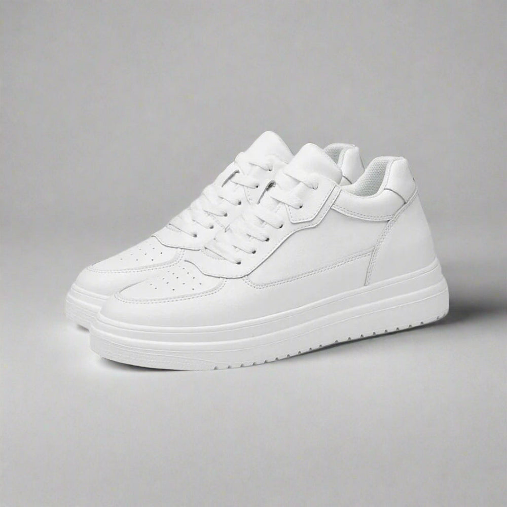"Chaussures homme rehaussantes modernes, noir, design épuré, semelle antidérapante, confort optimal, rehausse discrète."