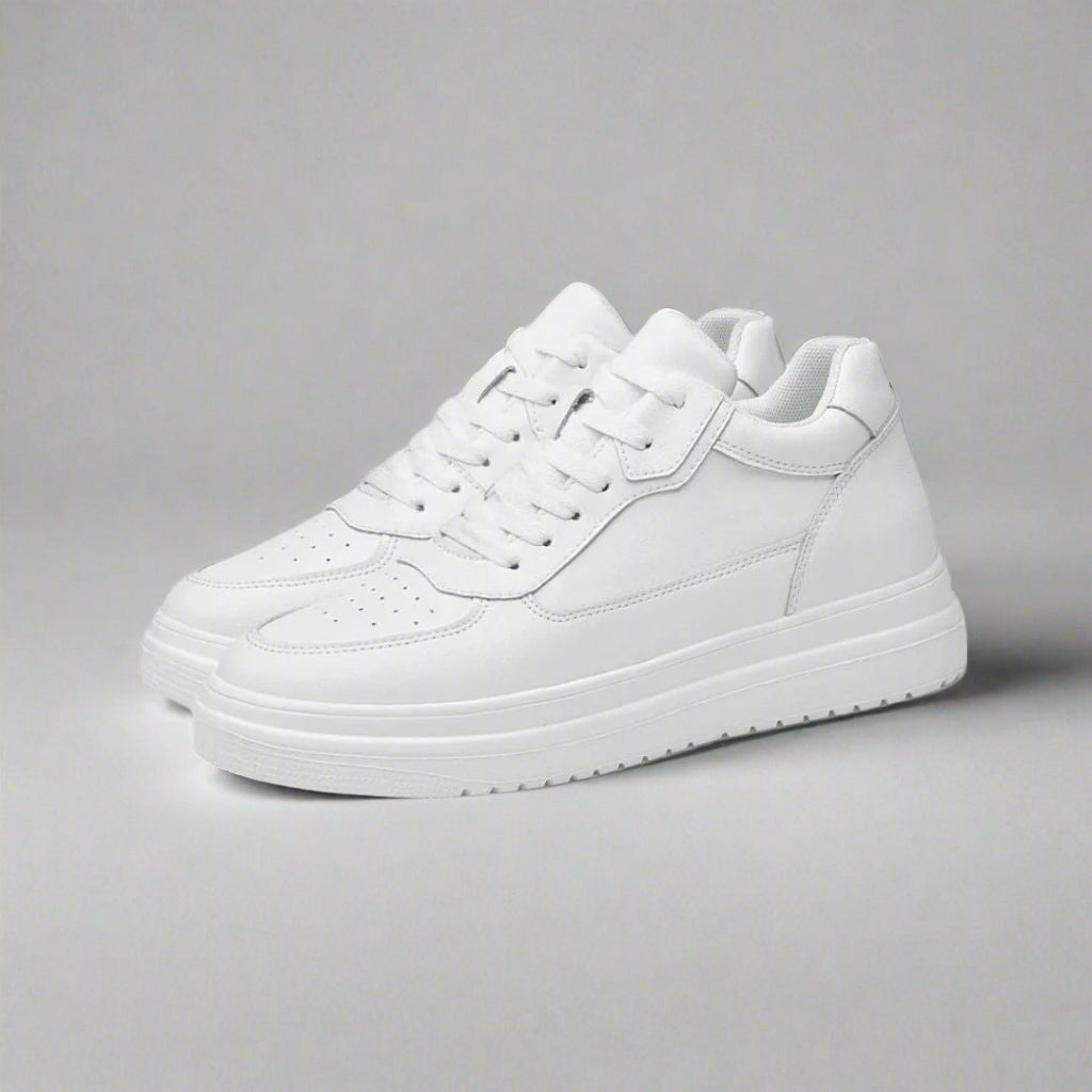 "Chaussures homme rehaussantes modernes, noir, design épuré, semelle antidérapante, confort optimal, rehausse discrète."