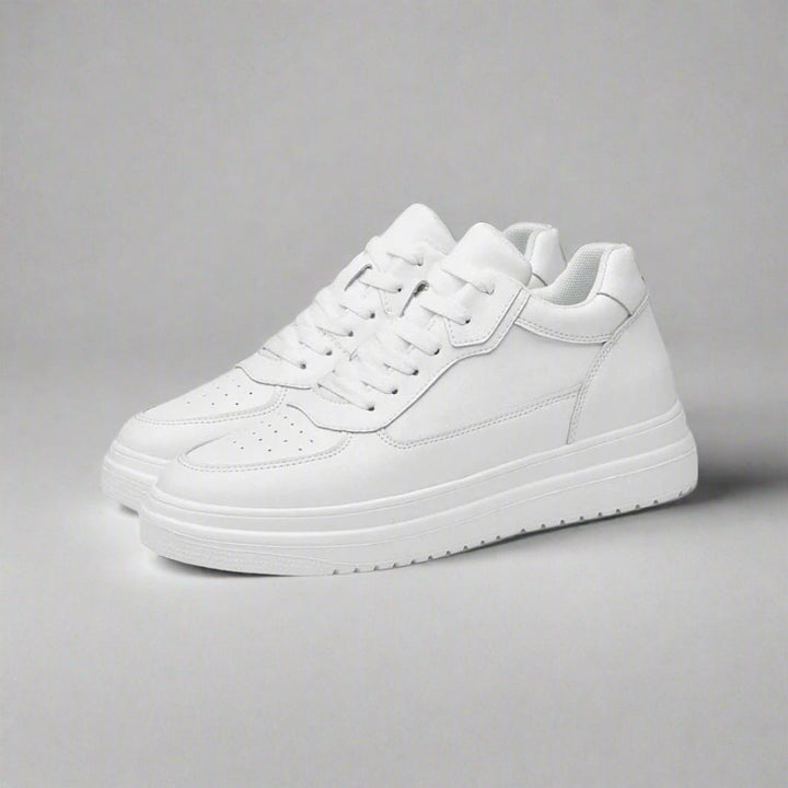 "Chaussures homme rehaussantes modernes, noir, design épuré, semelle antidérapante, confort optimal, rehausse discrète."