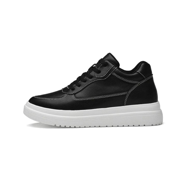 "Chaussures homme rehaussantes modernes, noir, design épuré, semelle antidérapante, confort optimal, rehausse discrète."