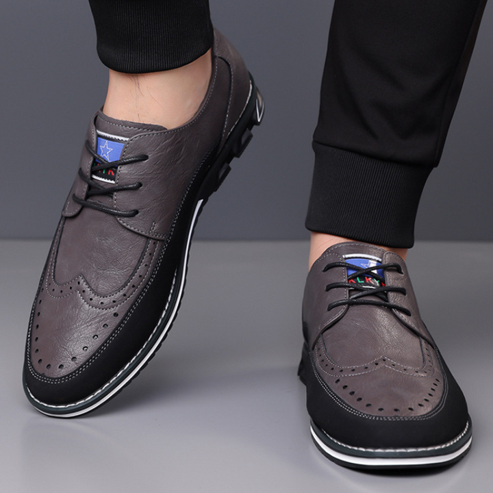 Homme marchant en chaussures urbaines confortables, idéales pour la ville et les pieds actifs au quotidien.