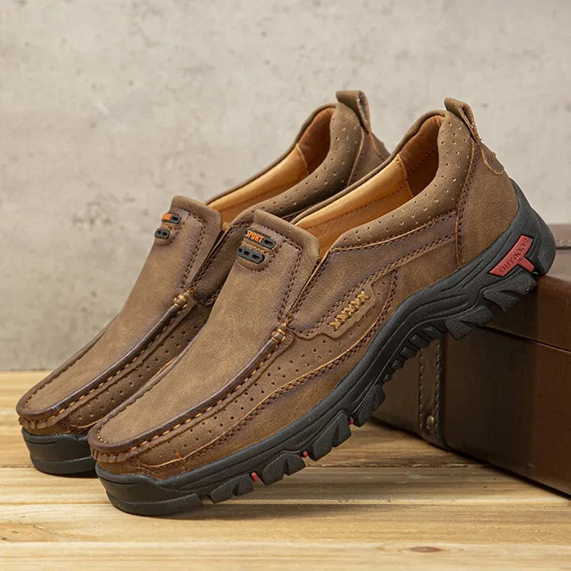 "Chaussures hommes en cuir orthopédique, élégantes et confortables, vue de côté montrant design intemporel et qualité cuir."