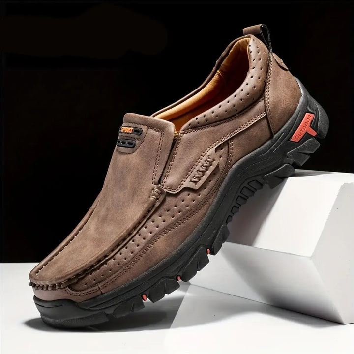 "Chaussures hommes en cuir orthopédique, élégantes et confortables, vue de côté montrant design intemporel et qualité cuir."