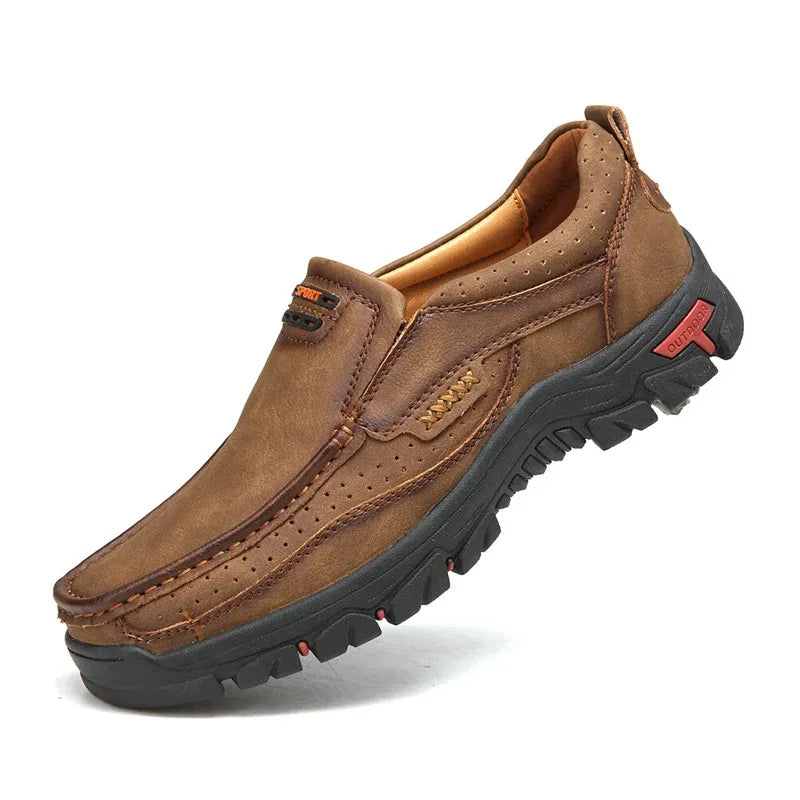 "Chaussures hommes en cuir orthopédique, élégantes et confortables, vue de côté montrant design intemporel et qualité cuir."