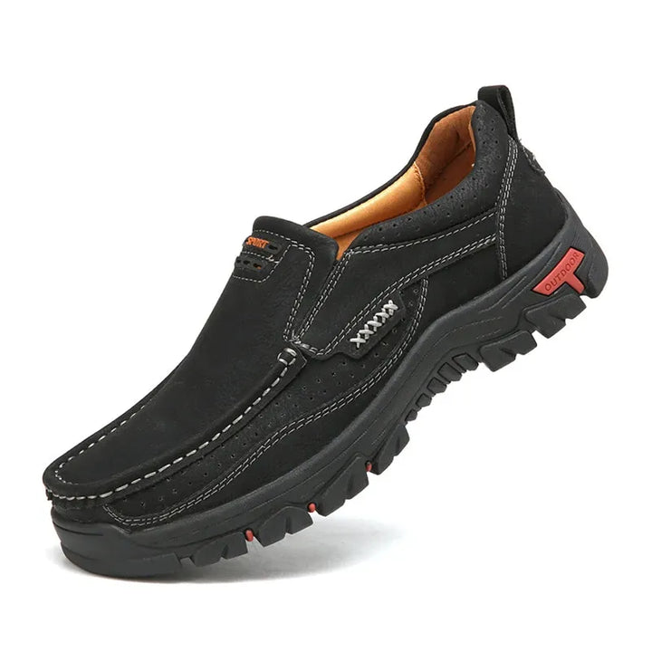 "Chaussures hommes en cuir orthopédique, élégantes et confortables, vue de côté montrant design intemporel et qualité cuir."