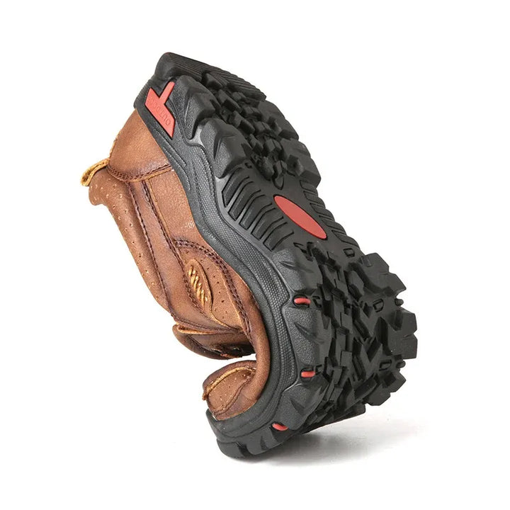 "Chaussures hommes en cuir orthopédique, élégantes et confortables, vue de côté montrant design intemporel et qualité cuir."