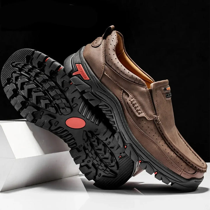 "Chaussures hommes en cuir orthopédique, élégantes et confortables, vue de côté montrant design intemporel et qualité cuir."