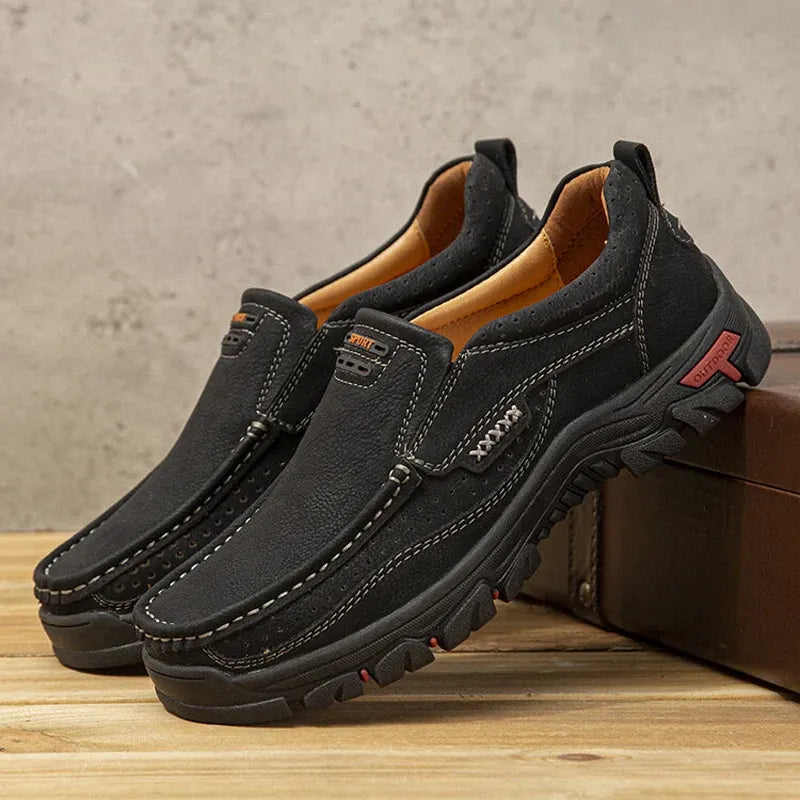 "Chaussures hommes en cuir orthopédique, élégantes et confortables, vue de côté montrant design intemporel et qualité cuir."