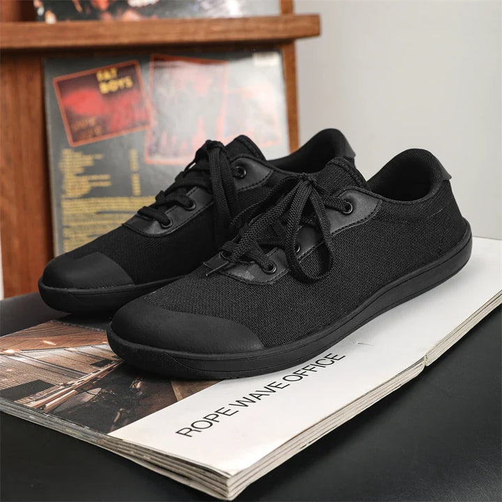 Chaussures hommes larges pour pieds nus, offrant confort optimal et flexibilité pour marche estivale.