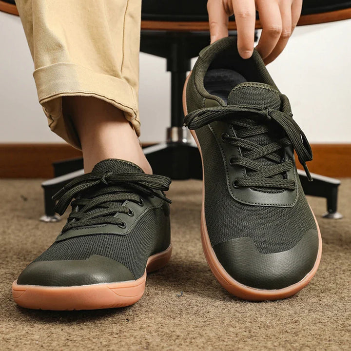 Chaussures de marche légères hommes, respirantes et flexibles, idéales pour plein air estival et confort.
