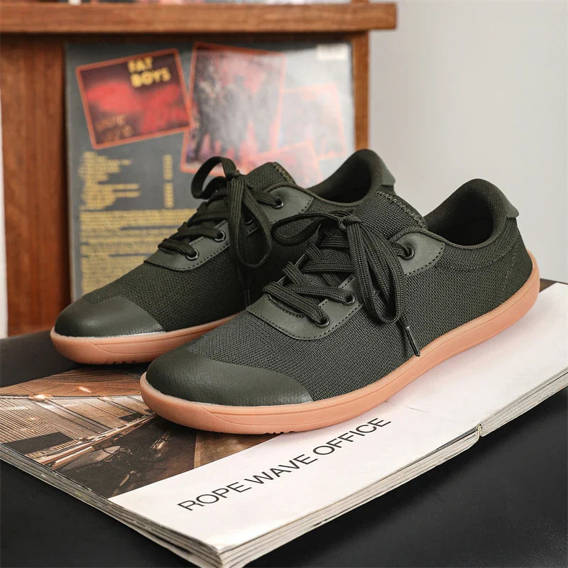 Chaussures d'été hommes larges et confortables, style pieds nus minimaliste pour marche active.