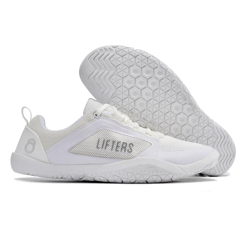 Femme portant des chaussures LIFTERS légères et décontractées pour sa marche quotidienne, confort et style unisexe.