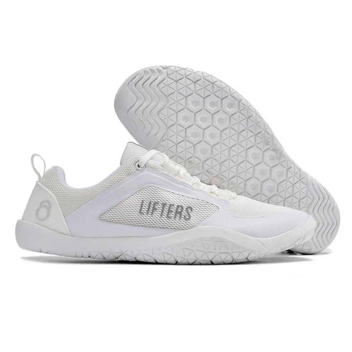 Femme portant des chaussures LIFTERS légères et décontractées pour sa marche quotidienne, confort et style unisexe.