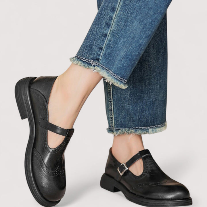 Chaussures Mary Jane femme en cuir avec bride cheville réglable, offrant maintien et style quotidien.