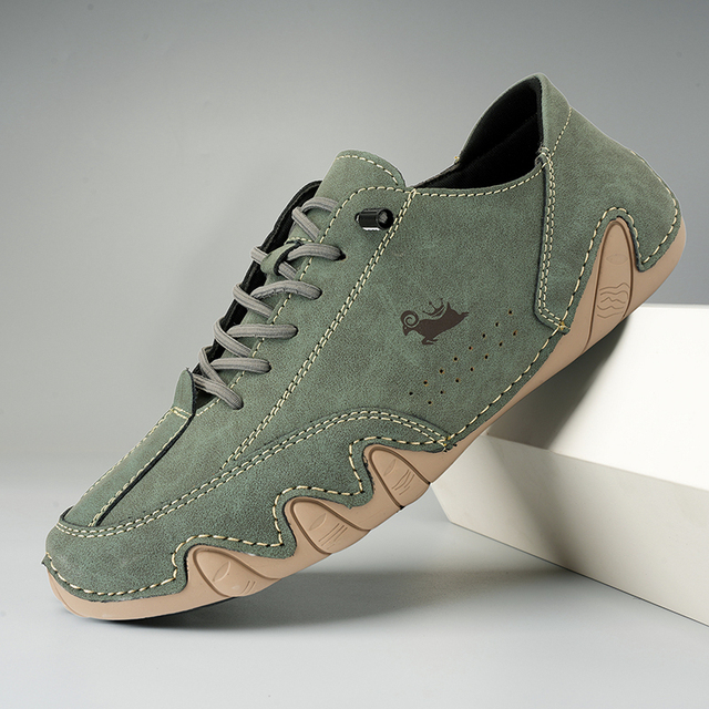 Chaussures minimalistes en cuir, confort maximal. Design élégant et souple pour une marche naturelle.