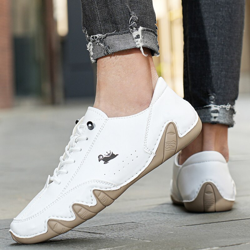 Chaussures minimalistes en cuir, confort maximal. Design élégant et souple pour une marche naturelle.