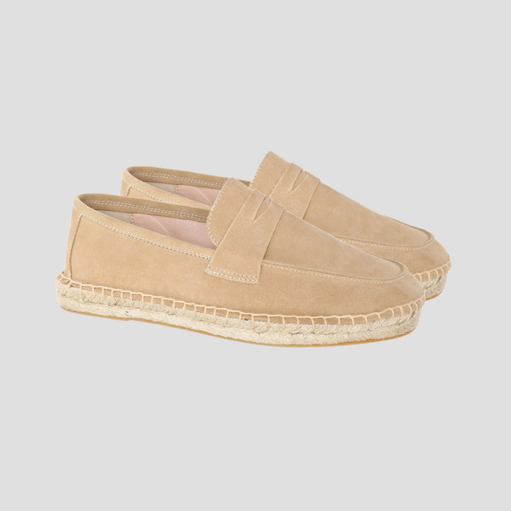 "Chaussures mocassins espadrilles en daim beige, semelle jute, style méditerranéen, pour homme, élégance décontractée"