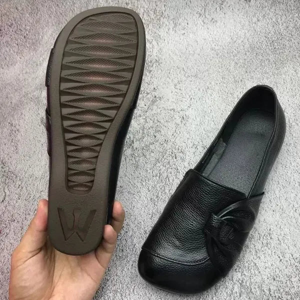 Femme marchant avec des chaussures orthopédiques confortables, améliorant l'équilibre et corrigeant la posture.