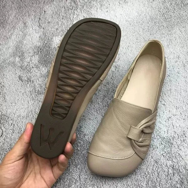 Mode femme casual avec chaussures confortables, design élégant et soutien pour la santé des pieds.