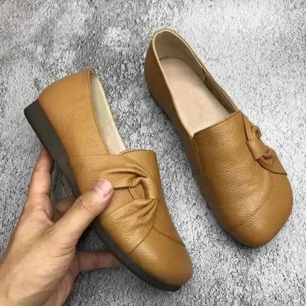 Vue de dessus des chaussures orthopédiques femmes, design moderne pour soutien et correction de la posture.