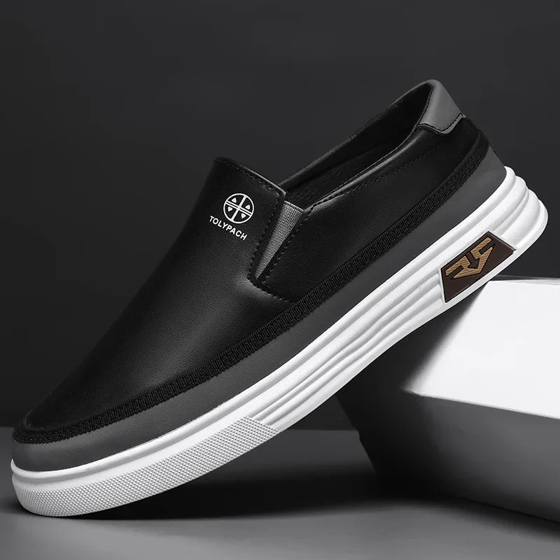 Chaussures à enfiler blanches orthopédiques pour hommes, style moderne, confort et polyvalence.
