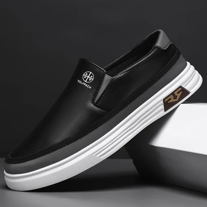 Chaussures à enfiler blanches orthopédiques pour hommes, style moderne, confort et polyvalence.