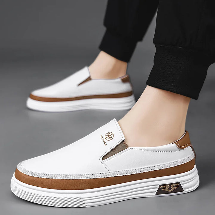 Chaussures noires à enfiler pour hommes, élégantes et orthopédiques, idéales pour bureau et marche.