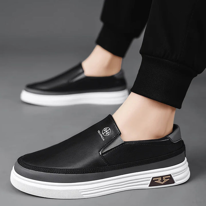 Chaussures hommes à enfiler, confortables et polyvalentes, parfaites pour travail, marche ou loisirs.