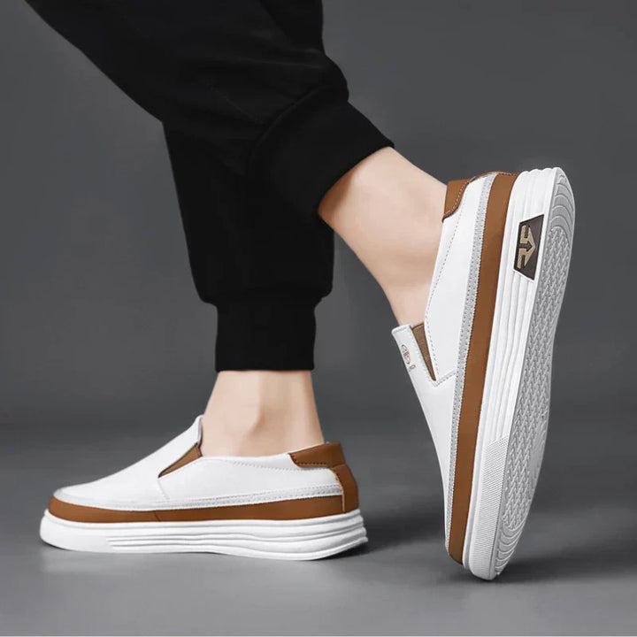 Semelle ergonomique et amortie de chaussures orthopédiques pour hommes, offrant soutien et confort.